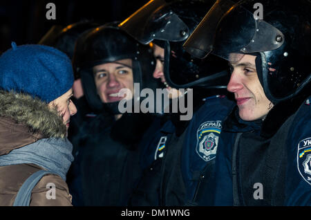 Kiev, Ucraina. Il 10 dicembre 2013. donna abbraccio milizia come un segno di pace in Kreshatyk street su dicembre 10, 2013 a Kiev in Ucraina. Credito: jonatha borzicchi editoriale/Alamy Live News Foto Stock