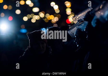 Kiev, Ucraina. Il 10 dicembre 2013. donna abbraccio milizia come un segno di pace in Kreshatyk street su dicembre 10, 2013 a Kiev in Ucraina. Credito: jonatha borzicchi editoriale/Alamy Live News Foto Stock