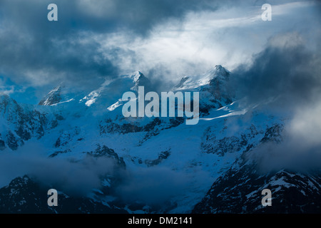 Mont Blanc che appare attraverso le nuvole, les Alpi, Alta Savoia, Francia Foto Stock