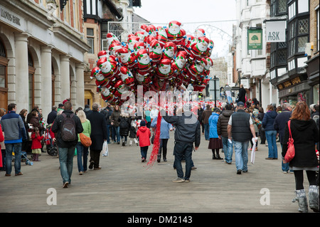 Babbo Natale forma palloncini flottante in vendita a Winchester High Street Hampshire REGNO UNITO Foto Stock