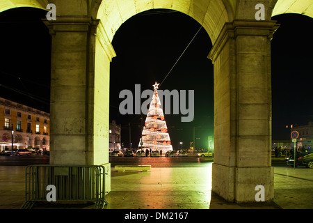 Albero di Natale e il portico in Praca do Comercio, Lisbona, Portogallo, Europa Foto Stock