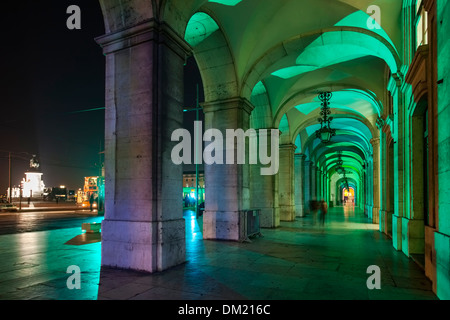 Albero di Natale e il portico in Praca do Comercio, Lisbona, Portogallo, Europa Foto Stock