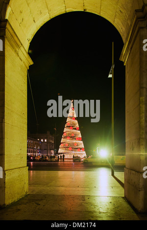 Albero di Natale e il portico in Praca do Comercio, Lisbona, Portogallo, Europa Foto Stock