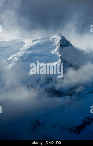 Mont Blanc che appare attraverso le nuvole, les Alpi, Alta Savoia, Francia Foto Stock