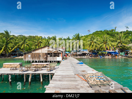 Il vecchio molo in legno di koh rong isola in Cambogia Foto Stock