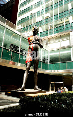 Il 6 agosto 2001 - K42248AR.Damien Hirst scultura.'' la Vergine Madre'' .a Lever House, 390 PARK AVE, tra .53RD STREET E 54TH STREET, .NEW YORK CITY..16-03-2005. ANDREA RENAULT- 2005.(Immagine di credito: © Globo foto/ZUMAPRESS.com) Foto Stock