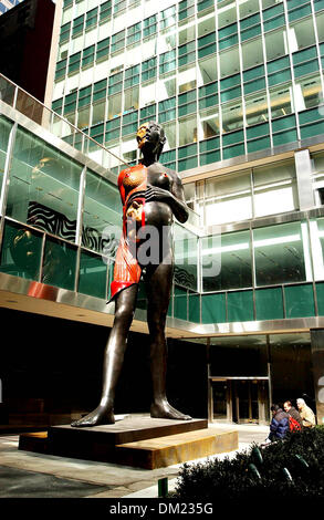 Il 6 agosto 2001 - K42248AR.Damien Hirst scultura.'' la Vergine Madre'' .a Lever House, 390 PARK AVE, tra .53RD STREET E 54TH STREET, .NEW YORK CITY..16-03-2005. ANDREA RENAULT- 2005.(Immagine di credito: © Globo foto/ZUMAPRESS.com) Foto Stock