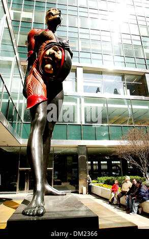 Il 6 agosto 2001 - K42248AR.Damien Hirst scultura.'' la Vergine Madre'' .a Lever House, 390 PARK AVE, tra .53RD STREET E 54TH STREET, .NEW YORK CITY..16-03-2005. ANDREA RENAULT- 2005.(Immagine di credito: © Globo foto/ZUMAPRESS.com) Foto Stock