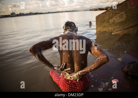 L'uomo la balneazione lungo il Fiume Hooghly - Calcutta (Kolkata), India. Foto Stock