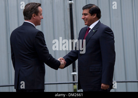 Primo Ministro britannico David Cameron(L) saluta il Primo Ministro Raja Pervez Ashraf del Pakistan (R) sui gradini di N 10 Downing St Foto Stock