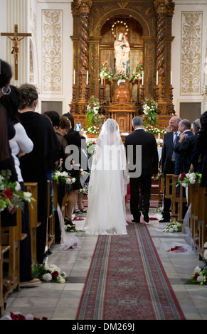 Paio di sposarsi in chiesa a Palermo Sicilia Foto Stock