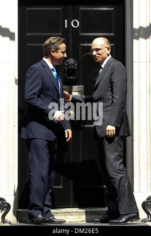 Primo Ministro italiano Enrico Letta (R) stringe la mano con il Primo Ministro britannico David Cameron Foto Stock
