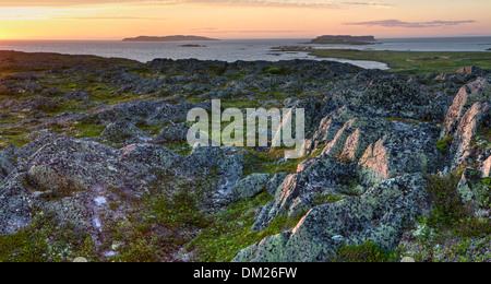 Tramonto panoramico da una collina rocciosa in corrispondenza di un insediamento vichingo presso l'Anse Aux Meadows National Historic Site nella parte settentrionale di Terranova Foto Stock