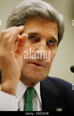 (131210) -- WASHINGTON D.C., Dic10, 2013 (Xinhua) -- STATI UNITI Il segretario di Stato John Kerry testimonia nel corso di una audizione prima di U.S. Parlamento Commissione Affari Esteri sulla trattativa nucleare con l'Iran in Washington, DC, Stati Uniti, su dic10, 2013. (Xinhua/Fang Zhe) Foto Stock