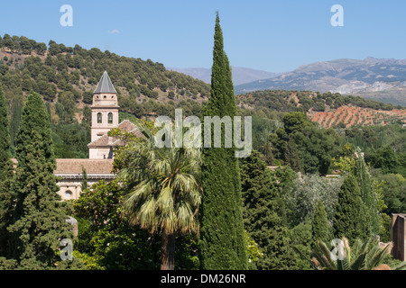 Vista sulla campagna circostante da dentro il forte area dell'Alhambra di Granada, Andalusia, Spagna Foto Stock