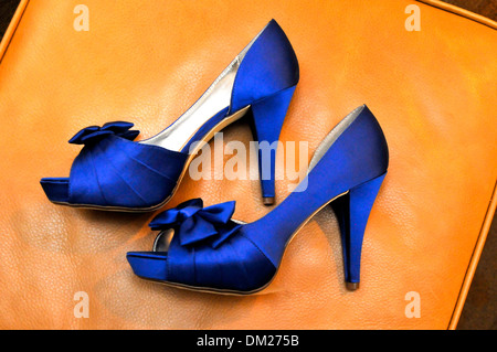 Blue womans wedding scarpe in pelle marrone Foto Stock