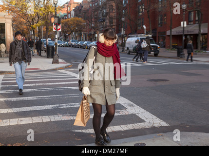 Newbury Street in dall'area Back Bay di Boston è una vibrante area dello shopping e la gente guarda la posizione. Foto Stock