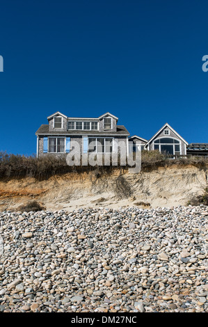 Il beach house minacciato dalla continua erosione costiera, Stonewall Beach, Chilmark, Martha's Vineyard, Massachusetts, STATI UNITI D'AMERICA Foto Stock