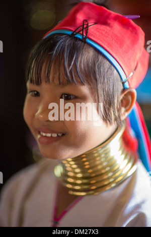 Un Padaung 'lungo collo' lady, Lago Inle, Myanmar (Birmania) Foto Stock