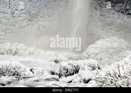 Base di Latourell Falls a Columbis River Gorge Oregon congelati in inverno con ghiaccioli e neve in inverno Closeup Foto Stock