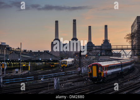 Treno passa Battersea Power Station di Londra, Regno Unito Foto Stock