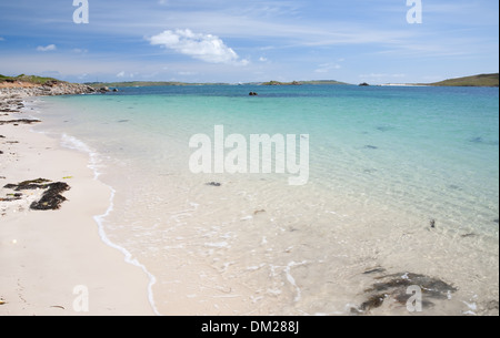 Acque cristalline a Rushy Bay, Bryher, isole Scilly, Cornwall, Inghilterra. Foto Stock