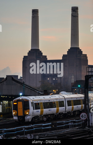 Treno passa Battersea Power Station di Londra, Regno Unito Foto Stock