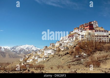 Monastero di Thiksey sulla cima di un promontorio roccioso nella valle del Indus del Ladakh India del nord. Si tratta di un stile tibetano Gompa buddista. Foto Stock