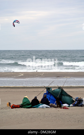 accampamento senza dimora sulla spiaggia dell'oceano a san francisco usa in l'inverno 2020 Foto Stock