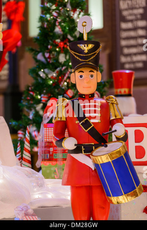 Fotografia di uno schiaccianoci ancora figura come parte di un display di Natale. Foto Stock