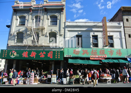 La gente del posto per il negozio di generi alimentari a Stockton Street a Chinatown di San Francisco Foto Stock