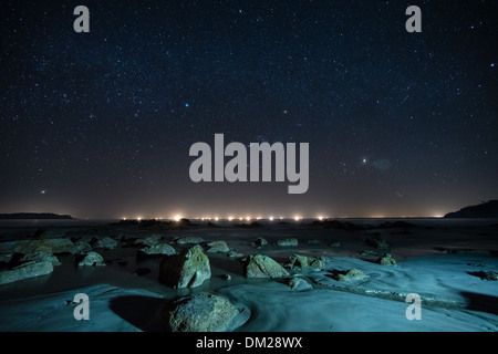 Una notte stellata con la costellazione di Orione sulla baia del Bengala da Ngapali, Rakhaing, Myanmar (Birmania) Foto Stock