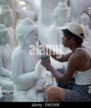 Una stone mason lavorando su marmo Buddha, Mandalay Myanmar (Birmania) Foto Stock