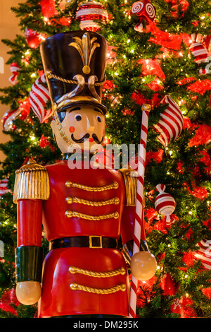 Fotografia di uno schiaccianoci ancora figura come parte di un display di Natale. Foto Stock