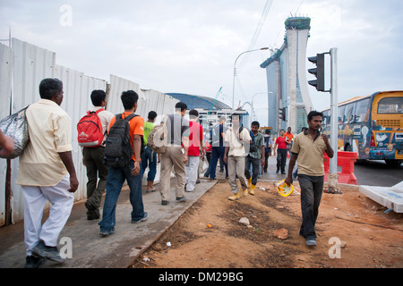 I lavoratori migranti prima del loro spostamento sui siti di costruzione nella Marina Bay Sands area di Singapore Foto Stock