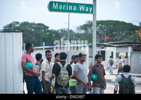 I lavoratori migranti prima del loro spostamento sui siti di costruzione nella Marina Bay Sands area di Singapore Foto Stock