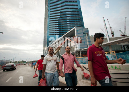 I lavoratori migranti prima del loro spostamento sui siti di costruzione nella Marina Bay Sands area di Singapore Foto Stock