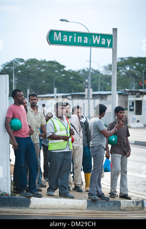 I lavoratori migranti prima del loro spostamento sui siti di costruzione nella Marina Bay Sands area di Singapore Foto Stock