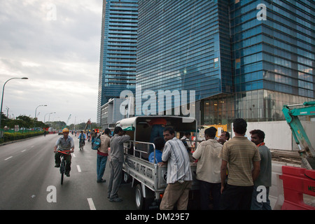 I lavoratori migranti prima del loro spostamento sui siti di costruzione nella Marina Bay Sands area di Singapore Foto Stock