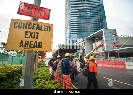 I lavoratori migranti prima del loro spostamento sui siti di costruzione nella Marina Bay Sands area di Singapore Foto Stock