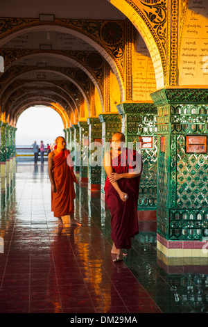 I monaci, Mandalay Hill, Myanmar (Birmania) Foto Stock