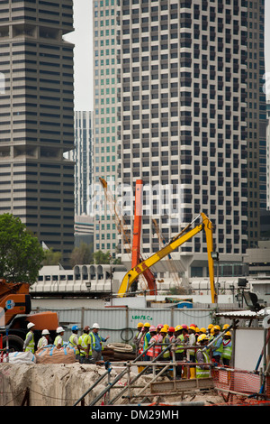 I lavoratori migranti prima del loro spostamento sui siti di costruzione nella Marina Bay Sands area di Singapore Foto Stock