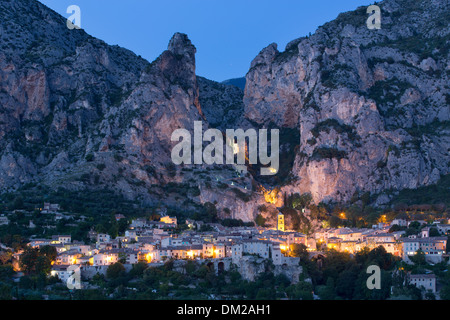 Moustiers-Sainte-Marie al crepuscolo, Alpes-de-Haute-Provence, Francia Foto Stock