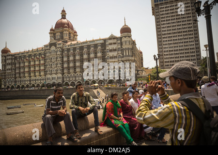 I turisti al di fuori del Taj Mahal Palace hotel di Mumbai (Bombay), India. Foto Stock