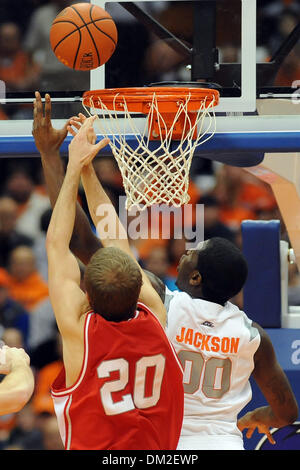 Siracusa avanti Rick Jackson (0) viene sporcata da Cornell avanti Ryan Wittman (20) nel primo semestre. Siracusa conduce la Cornell 42-36 a metà al Carrier Dome in Syracuse, New York. (Credito Immagine: © Michael Johnson/Southcreek globale/ZUMApress.com) Foto Stock