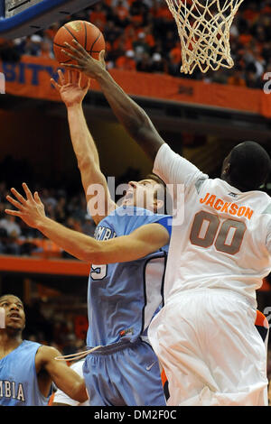 Columbia guard Patrick Foley viene bloccato da Siracusa avanti Rick Jackson (0). Siracusa conduce Columbia 36-27 a metà nel Carrier Dome in Syracuse, New York. (Credito Immagine: © Michael Johnson/Southcreek globale/ZUMApress.com) Foto Stock