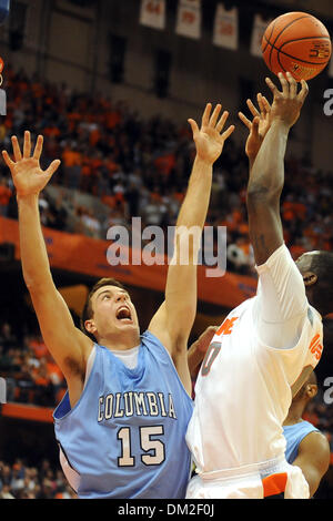 Columbia avanti John Daniels (15) prende le sue mani fino a Siracusa in avanti Rick Jackson (0) Catture il sorpasso in vernice nella seconda metà. Siracusa sconfitto Columbia 85-60 per migliorare a 5-0 sulla stagione in notti di venerdì gioco al Carrier Dome in Syracuse, New York. (Credito Immagine: © Michael Johnson/Southcreek globale/ZUMApress.com) Foto Stock