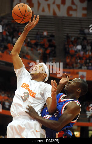 Siracusa avanti Mookie Jones (3) tenta di agguantare alla fine del primo semestre il rimbalzo di fronte a San Francesco (NY) protezione/avanti Akeem Bennett (24). Siracusa 38-26 conduce alla metà di San Francesco (NY) tenutosi presso il Carrier Dome in Syracuse, New York. (Credito Immagine: © Michael Johnson/Southcreek globale/ZUMApress.com) Foto Stock