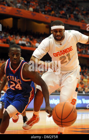 San Francesco (NY) protezione/avanti Akeem Bennett(24) le gare dopo aver allentato la sfera contro Siracusa centro Arinze Onuaku (21) nella seconda metà. Siracusa sconfitto San Francesco (NY) 75-51 per rimanere imbattuto in questa stagione al Carrier Dome in Syracuse, New York. (Credito Immagine: © Michael Johnson/Southcreek globale/ZUMApress.com) Foto Stock