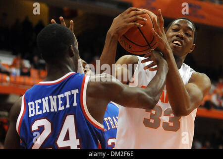 Siracusa avanti DaShonte Riley (33) battaglie con San Francesco (NY) protezione/avanti Akeem Bennett (24) per il controllo di palla in ritardo nel gioco. Siracusa sconfitto San Francesco (NY) 75-51 per rimanere imbattuto in questa stagione al Carrier Dome in Syracuse, New York. (Credito Immagine: © Michael Johnson/Southcreek globale/ZUMApress.com) Foto Stock